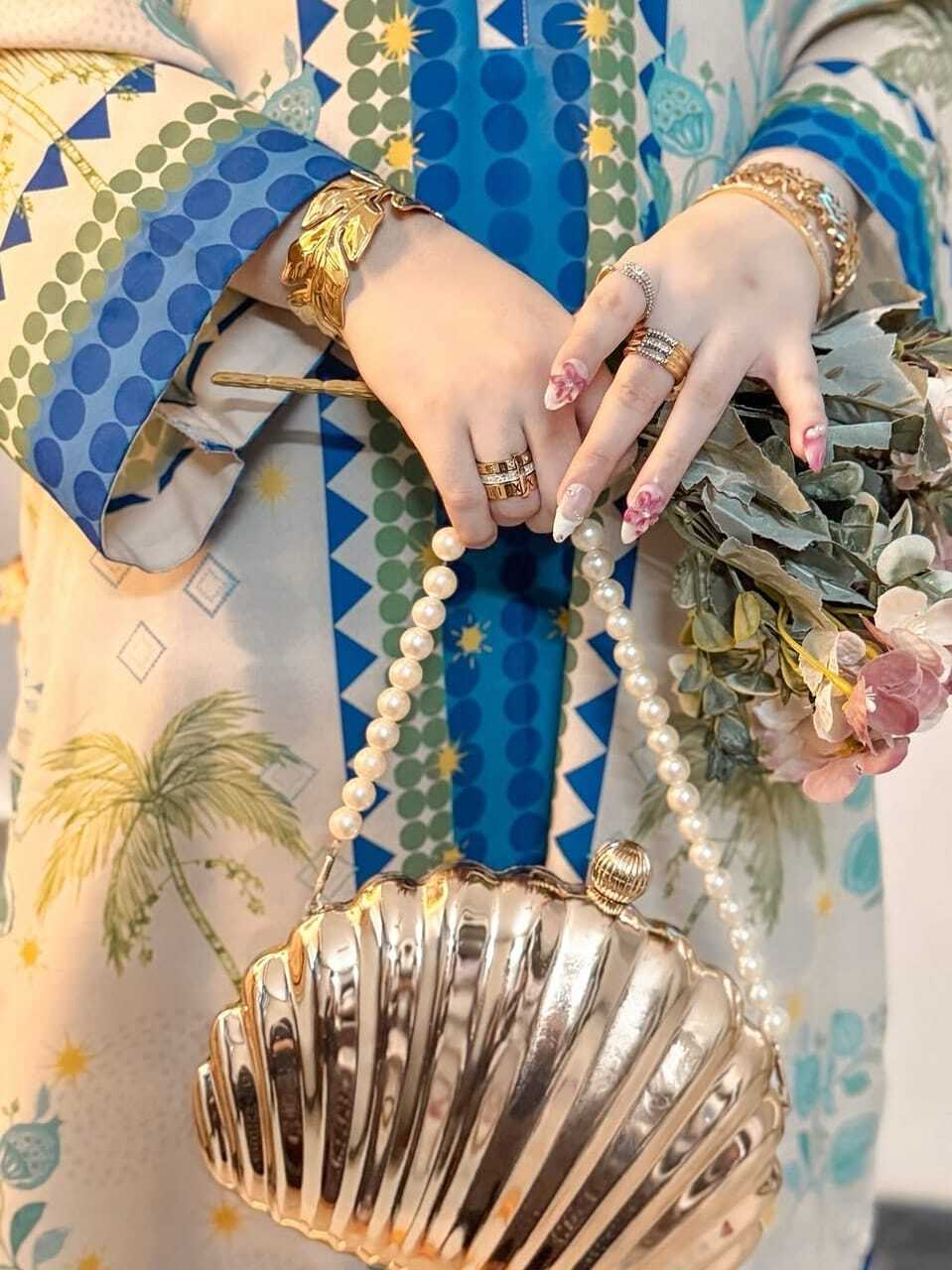 Metal Golden Seashell Clutch